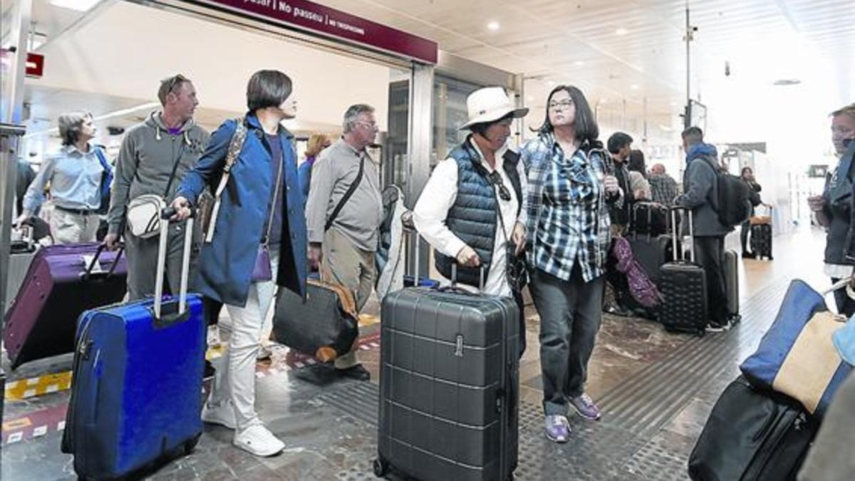 Cargados de maletas 8Llegada de turistas a la estación de Sants, el sábado.