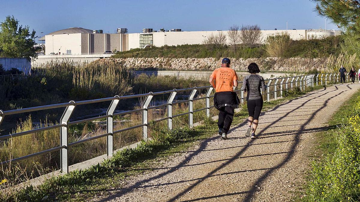 Uno de los caminos del Serpis en
Gandia, con varios paseantes, en 
la tarde de ayer.  dani monllor