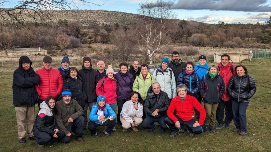 Voluntarios llegados de Valladolid durante la jornada de repoblación. |