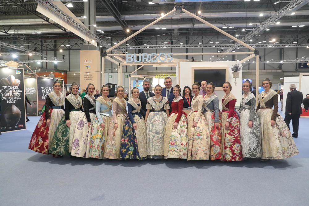 Consuelo y la corte visitan la Fábrica de Tapices y Fitur