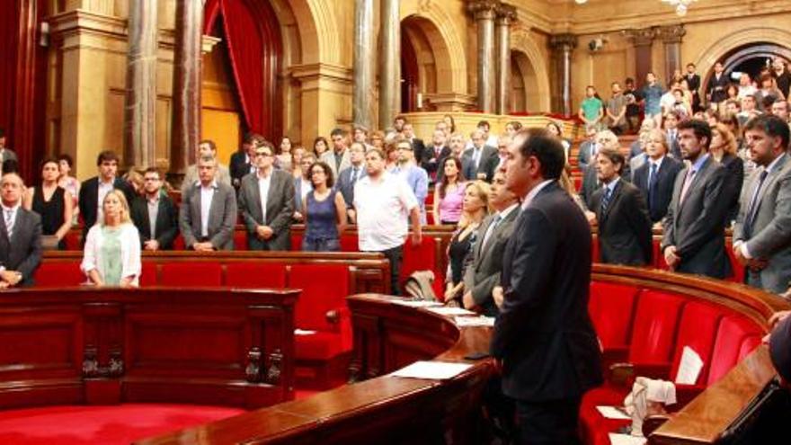 Minut de silenci al Parlament.