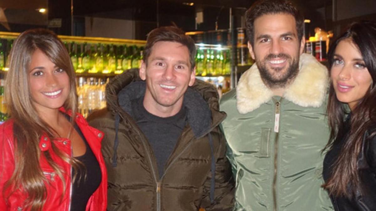 Antonella Roccuzzo con Cesc, Leo y Daniela