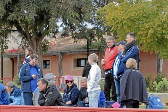 Hertha-Fans schauen beim Training zu.