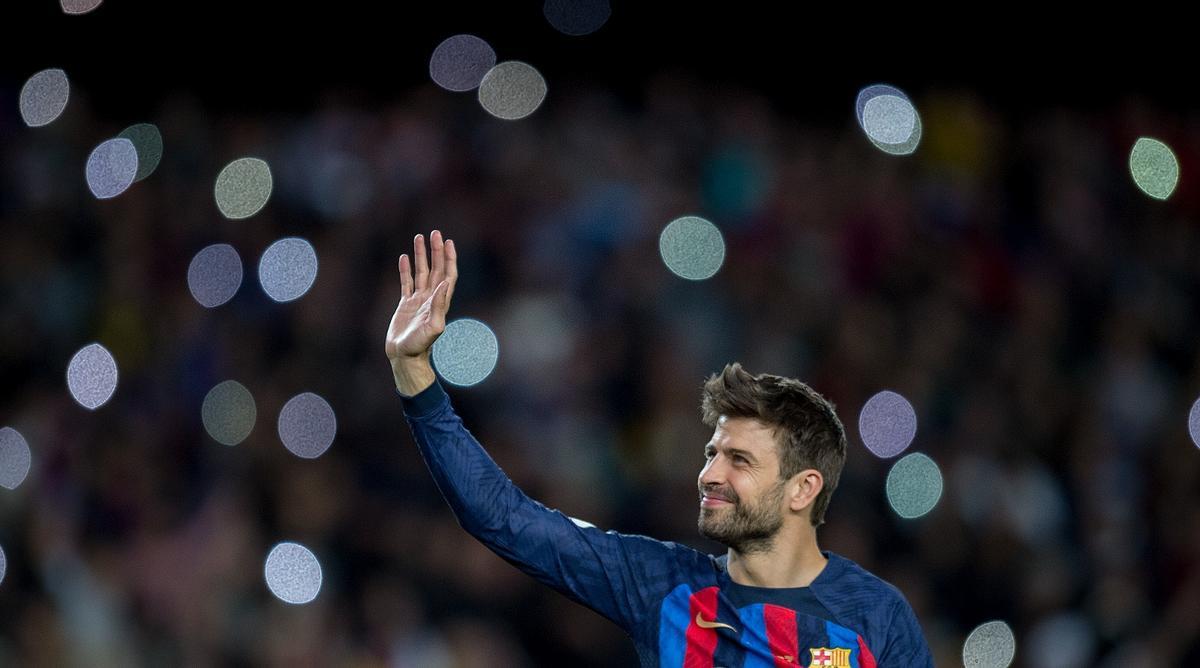 Piqué se despide del Camp Nou tras jugar su último partido como azulgrana.