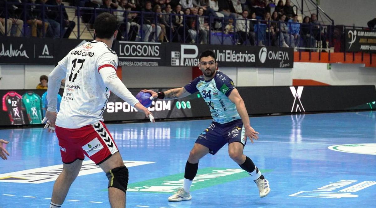 Denys Barros controla el balón.