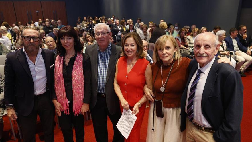 El Colegio Meres celebra sesenta años con su historia recopilada por la profesora Ana García de Loza