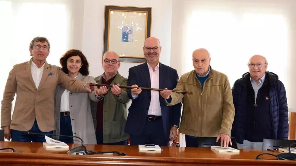 Los cinco alcaldes con el bastón de mando de Bueu junto a Arturo Sánchez Cidrás.
