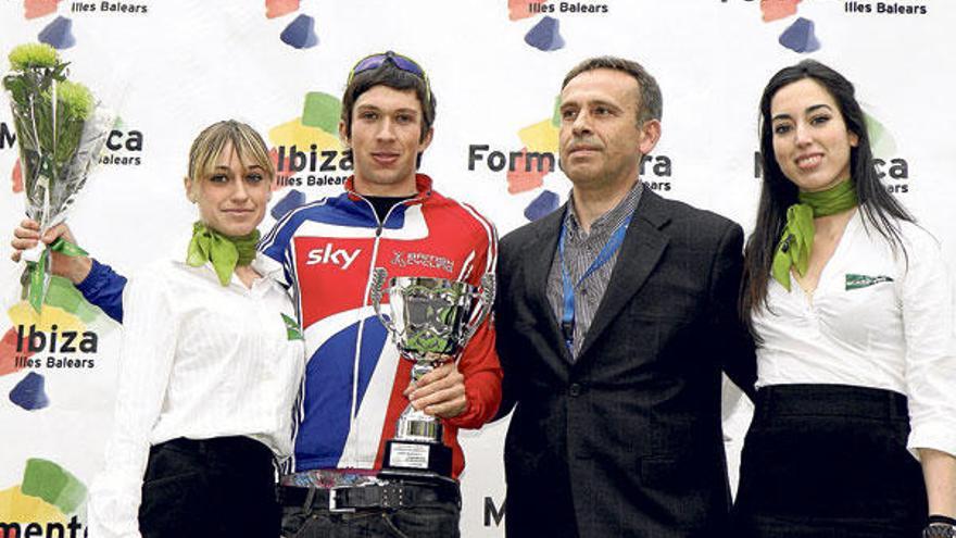 RECOMPENSA DE MURO AL GANADOR DE LA JORNADA. El inglés Ian Bibby, de la Selección Británica, recibió su trofeo de ganador de la primera etapa de manos del alcalde de Muro, Martí Fornés, tras imponerse en el prólogo contrarreloj disputado sobre 2,280 kilómetros.