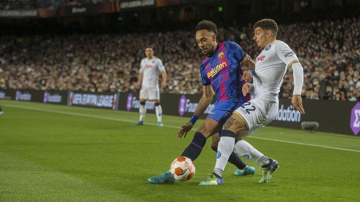 Aubameyang recupera un balón ante Di Lorenzo durante el partido de ida de los 1/16 de final de Europa League entre el FC Barcelona y el SSC Napoli
