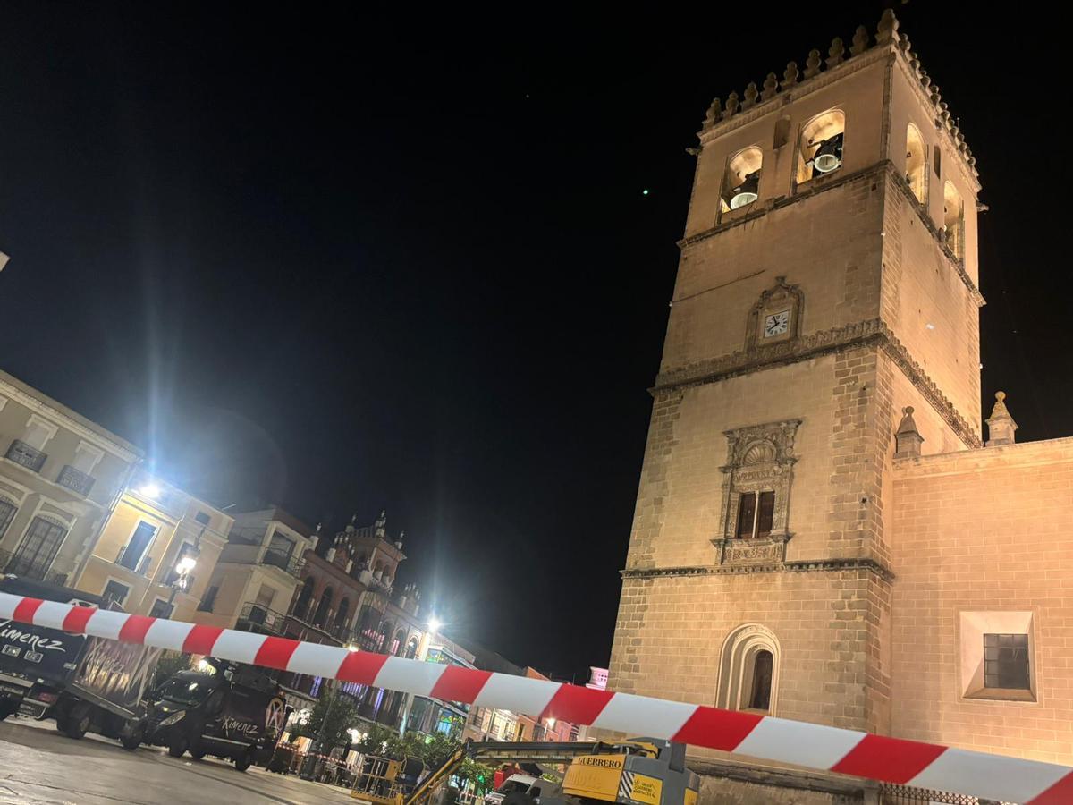 La zona central de la plaza de España de Badajoz acordonada para asegurar el área de trabajo a los operarios.