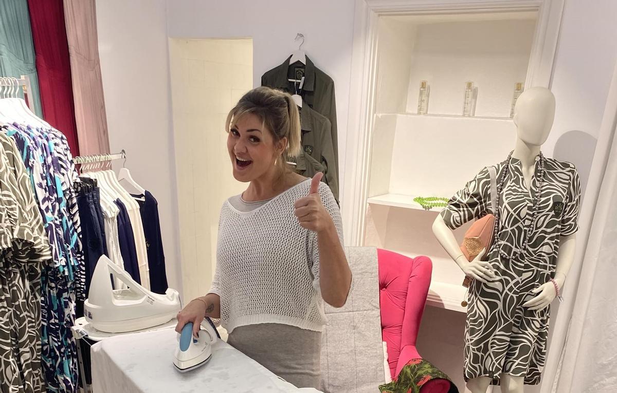 Startet gut gelaunt in die neue Saison: Jenny "Delüx" in ihrem Laden in Artà.