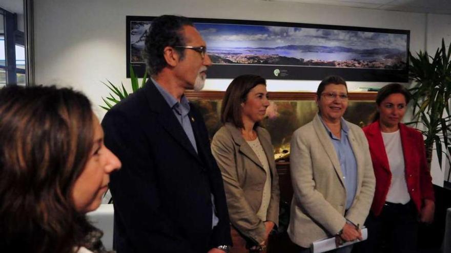 Visita de Rosa Quintana a las dependencias del CIMA ayer. // Iñaki Abella