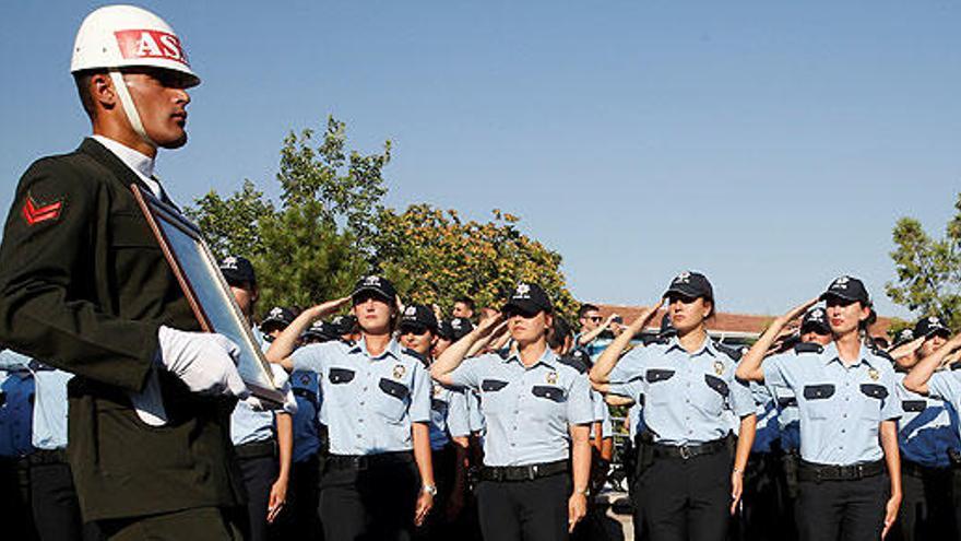 Un militar junto a policías en un homenaje a las víctimas.