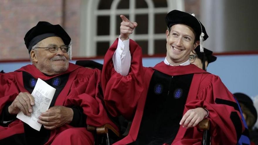 Mark Zuckerberg se gradúa en Harvard 12 años después de dejar la carrera