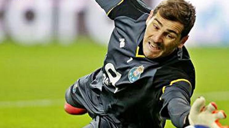 Iker Casillas se estira para llegar a un balón en un partido del Oporto.