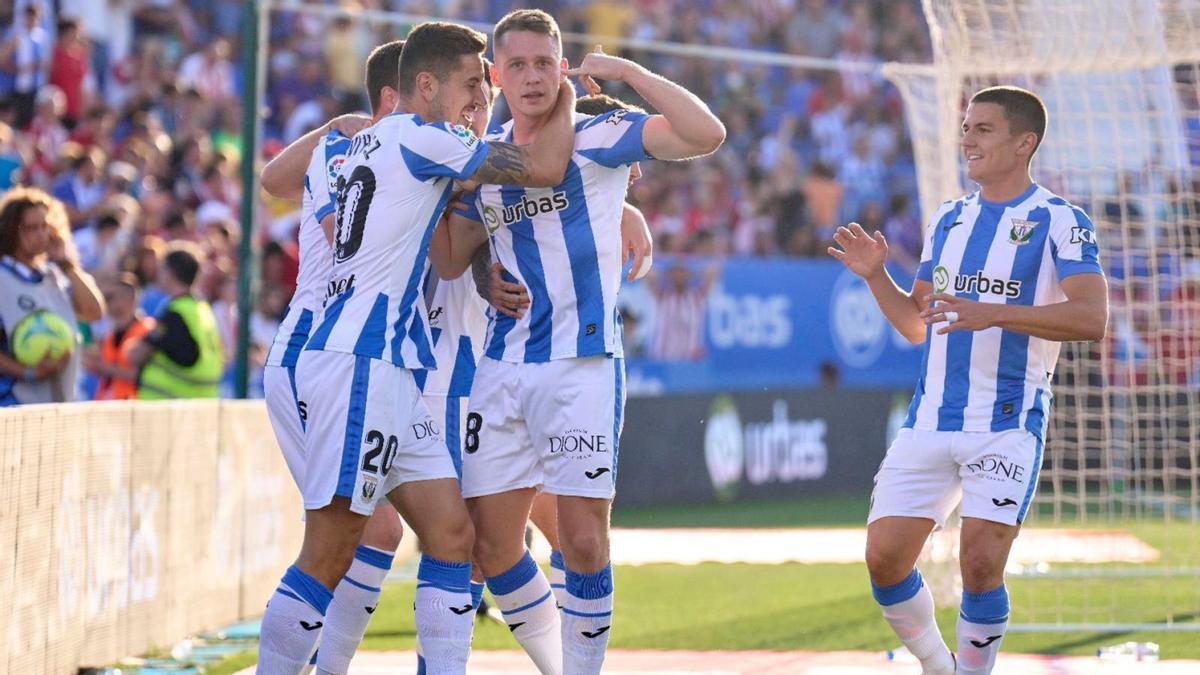 Borja Garcés, felicitado por sus compañeros tras marcar un gol con el Leganés la temporada pasada. | | LALIGA