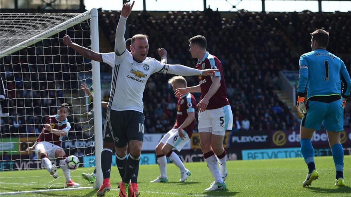 Rooney encarriló el triunfo con un gol de oportunista