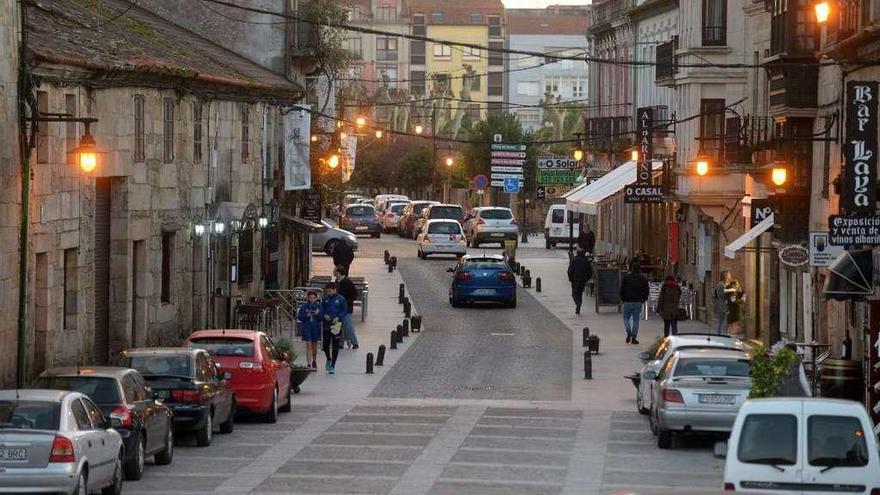 Vista general de la Rúa Real, en Cambados, con vehículos aparcados y circulando. // Noé Parga