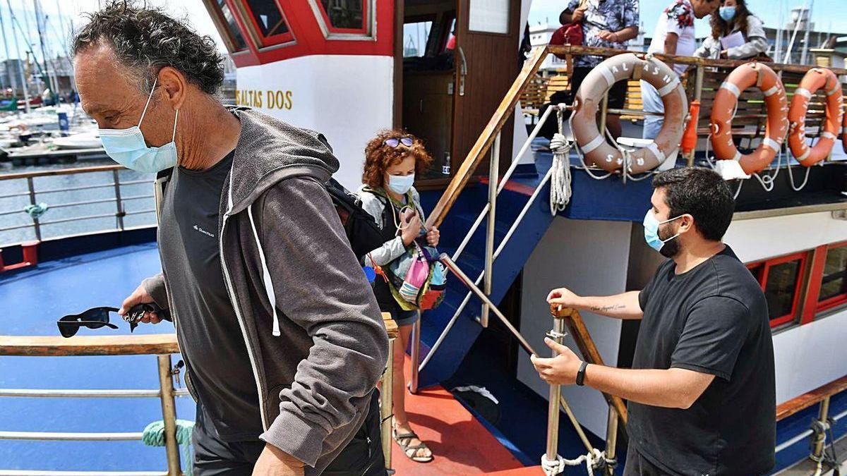 Turistas con mascarilla en el crucero que hace la ruta A Coruña-Oleiros.