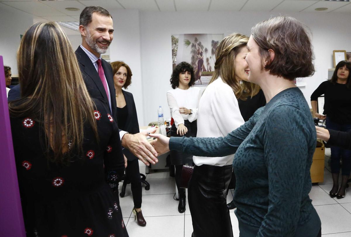 El Rey saluda a Carmen Melgar en la redacción de Woman