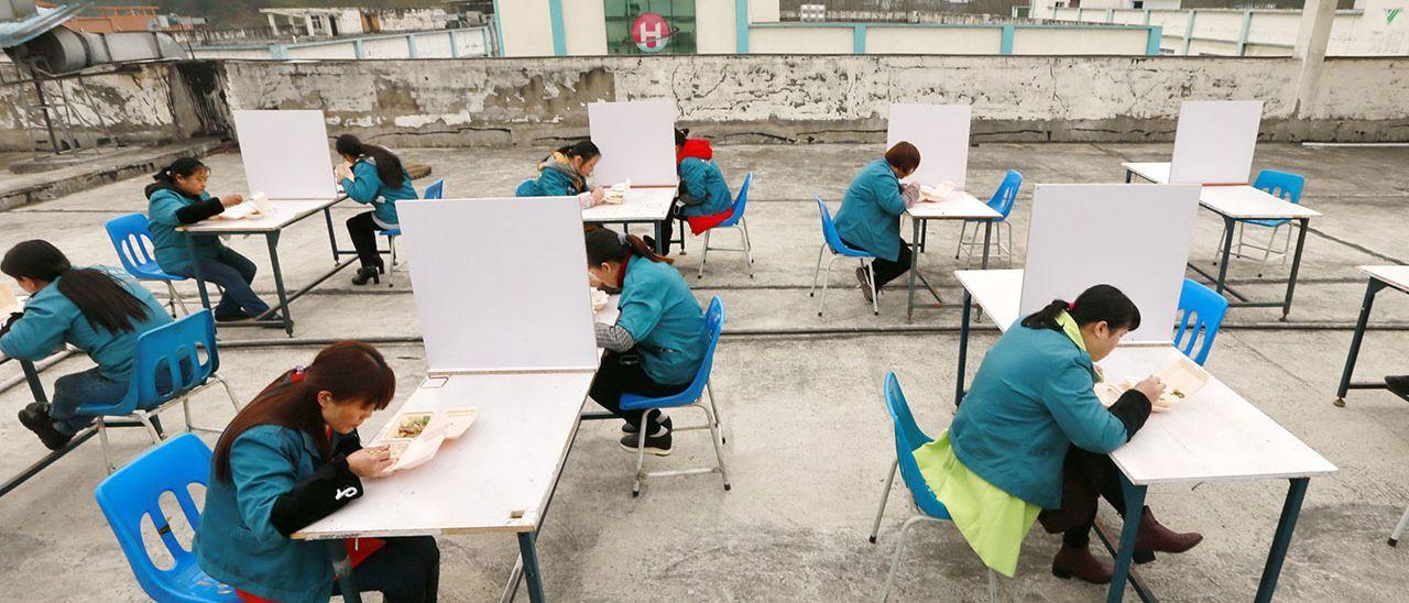 Trabajadoras chinas almuerzan en la azotea para evitar el contagio por aire, en febrero de 2020.