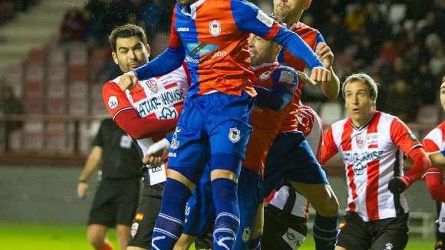 Jorge García, en segundo término, defiende una acción de ataque del Logroñés en el partido en Las Gaunas.