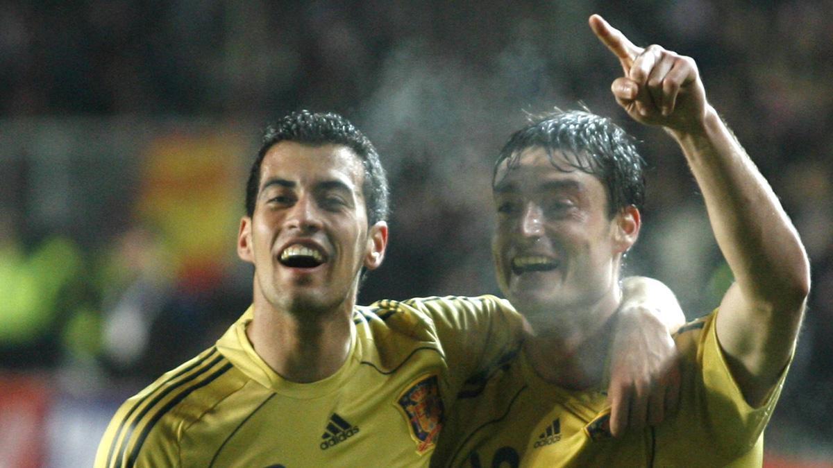 Riera y Busquets celebran el 1-2 en el Turquía - España del 1 de abril de 2009