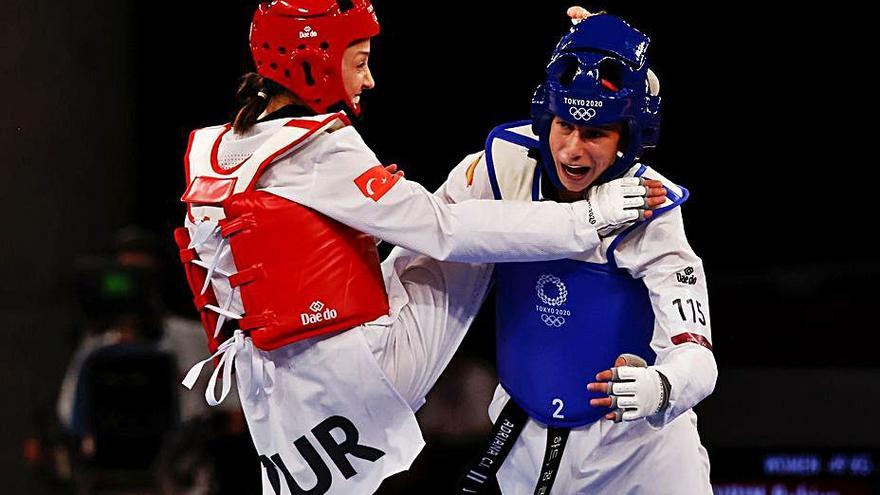 Adriana Cerezo combate frente a Rukiye Yildirim de Turquía en las semifinales de la categoría de -49kg femenino. EFE/ Miguel Gutiérrez