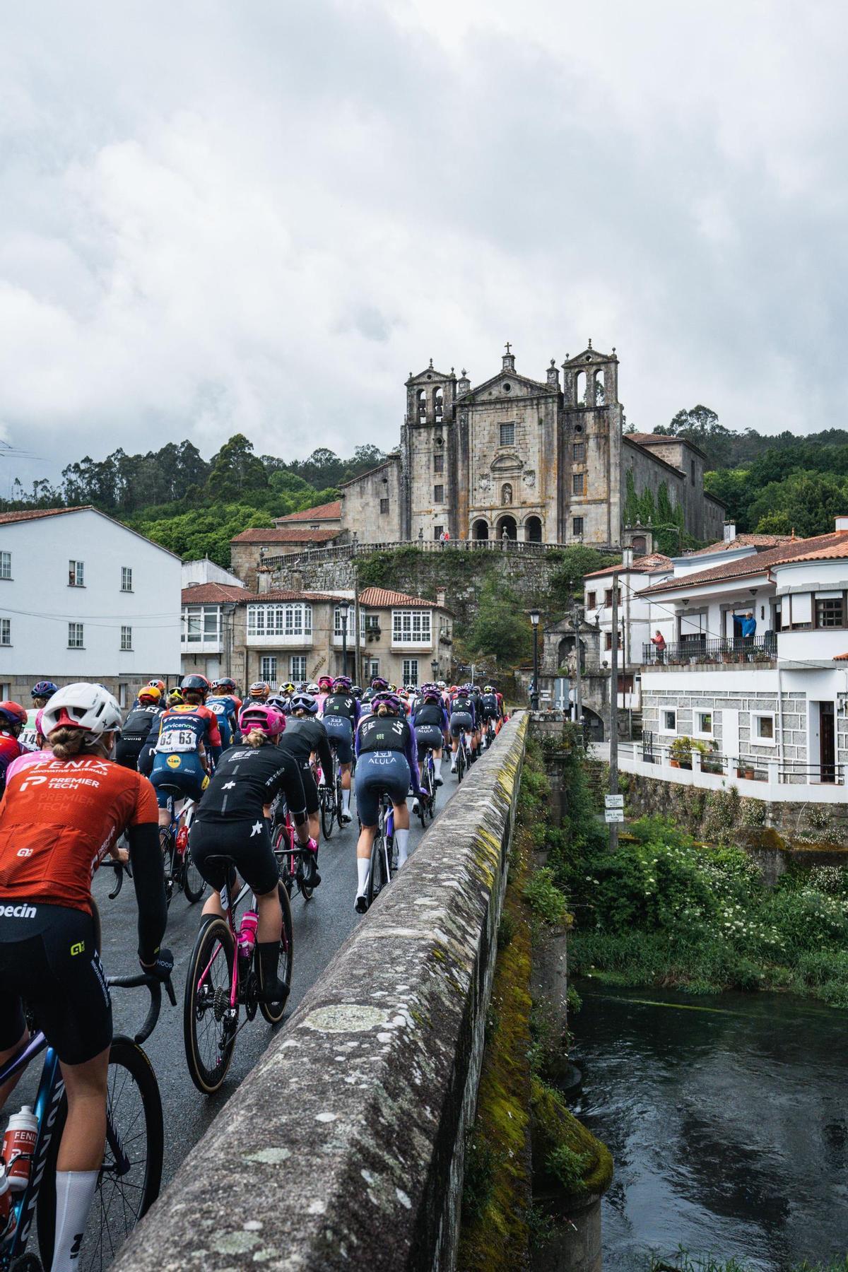 El pelotón de la Vuelta a España femenina en el momento de tomar la salida en Padrón