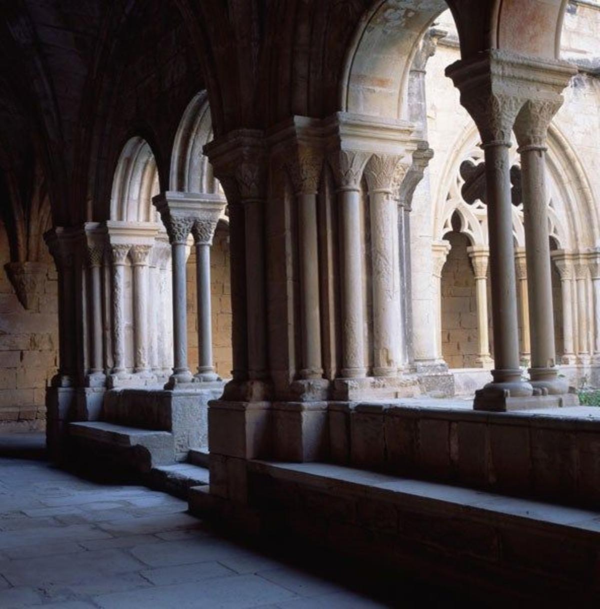 Detalle de la columnata románica del claustro del monasterio de Poblet.