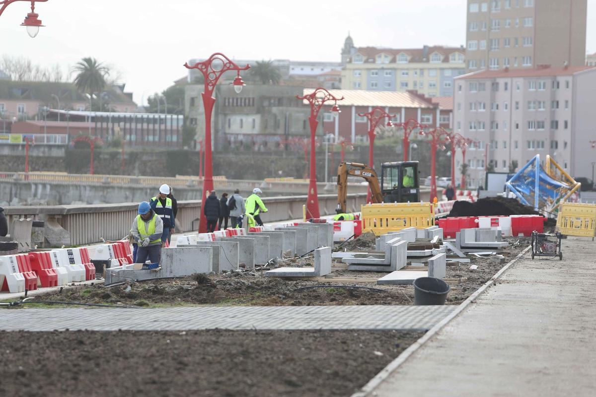 El Concello de A Coruña promete que la reforma del paseo marítimo, fuera de plazo, acabará el primer trimestre de 2024 El Concello de A Coruña promete que la reforma del paseo marítimo, fuera de plazo, acabará el primer trimestre de 2024