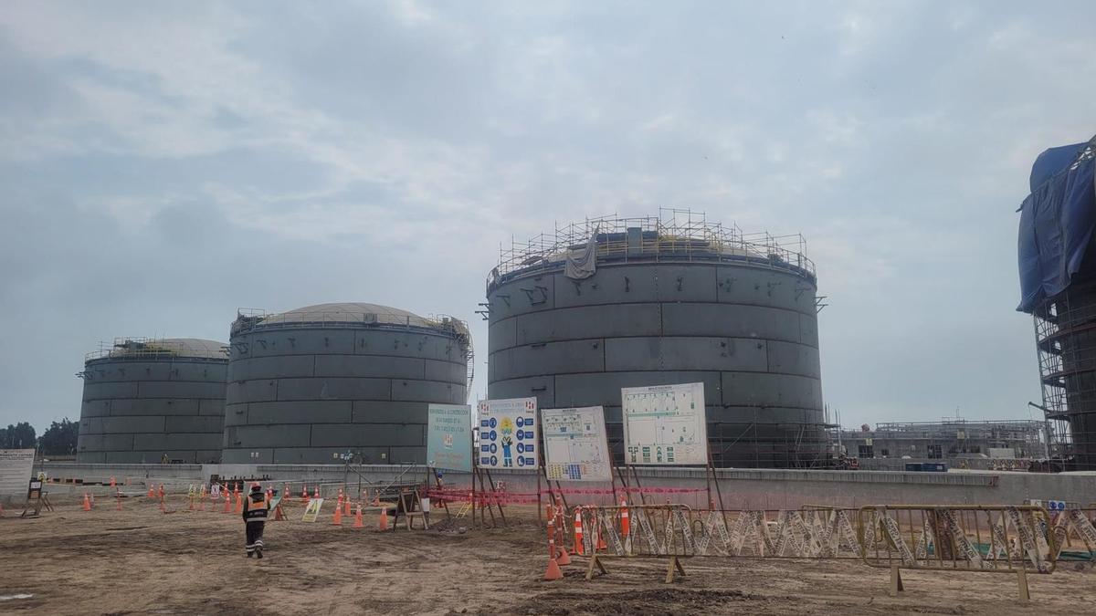 Vista de los tanques en proceso de montaje en la planta de combustible del Aeropuerto Jorge Chávez, una de las infraestructuras más modernas de Sudamérica