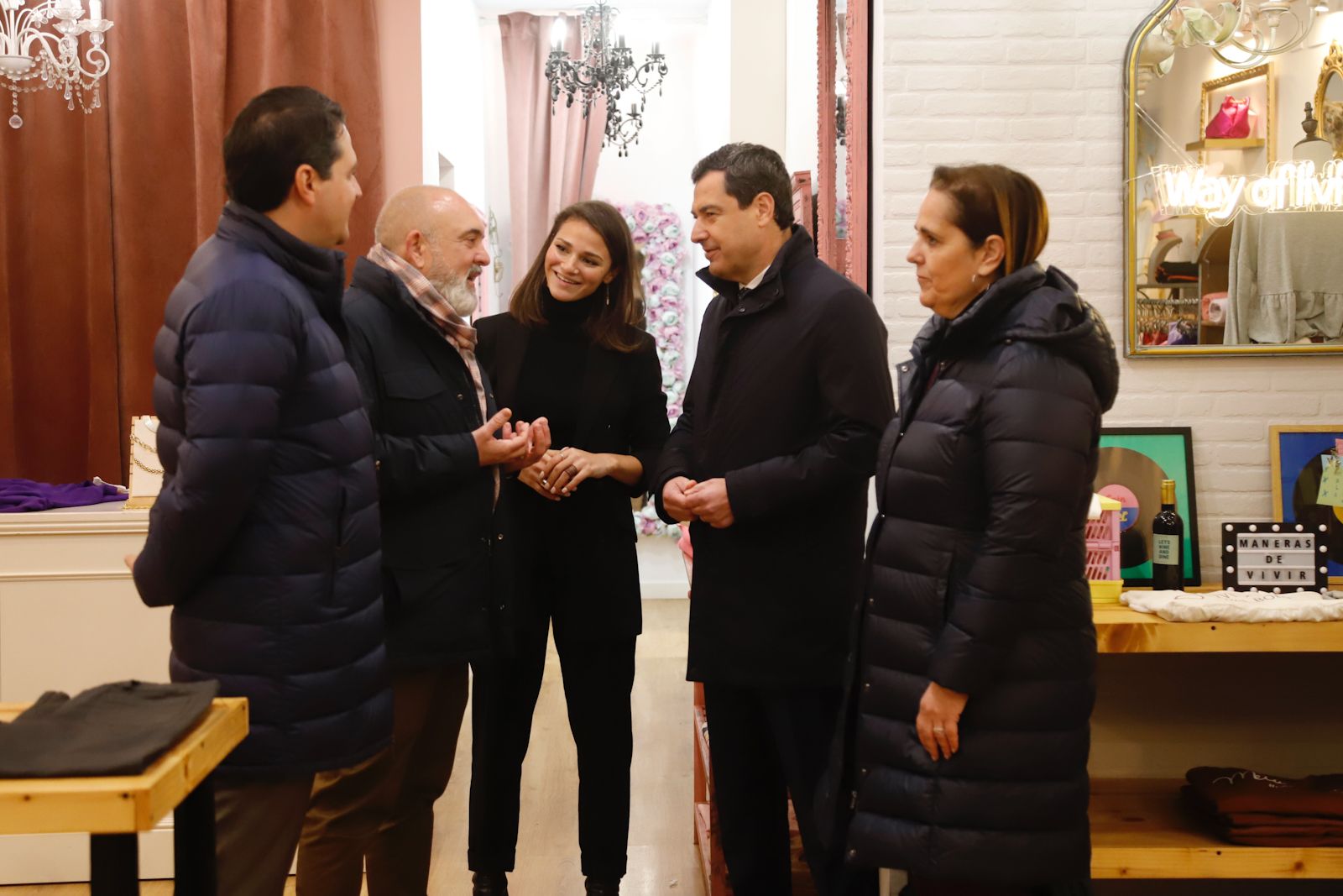 El presidente andaluz visita a los comerciantes del centro