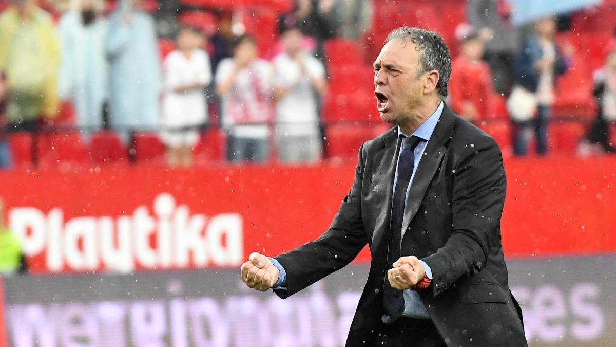 Caparrós durante su etapa como entrenador del Sevilla FC