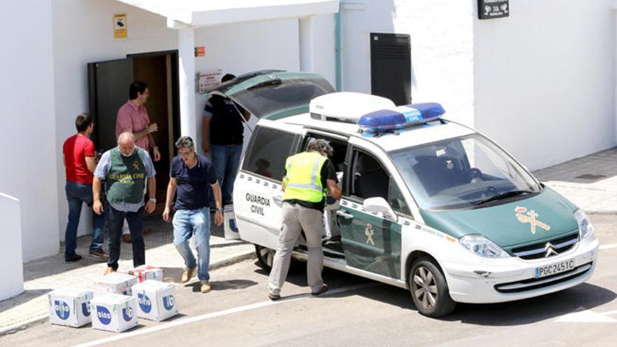 La Guardia Civil carga un vehículo con parte de la documentación intervenida en Amnesia durante los registros.