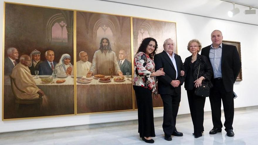 José Azaustre, en el centro, junto a su mujer y sus hijos, en la exposición &#039;Pax Dei&#039;, en el Archivo Municipal en 2016.