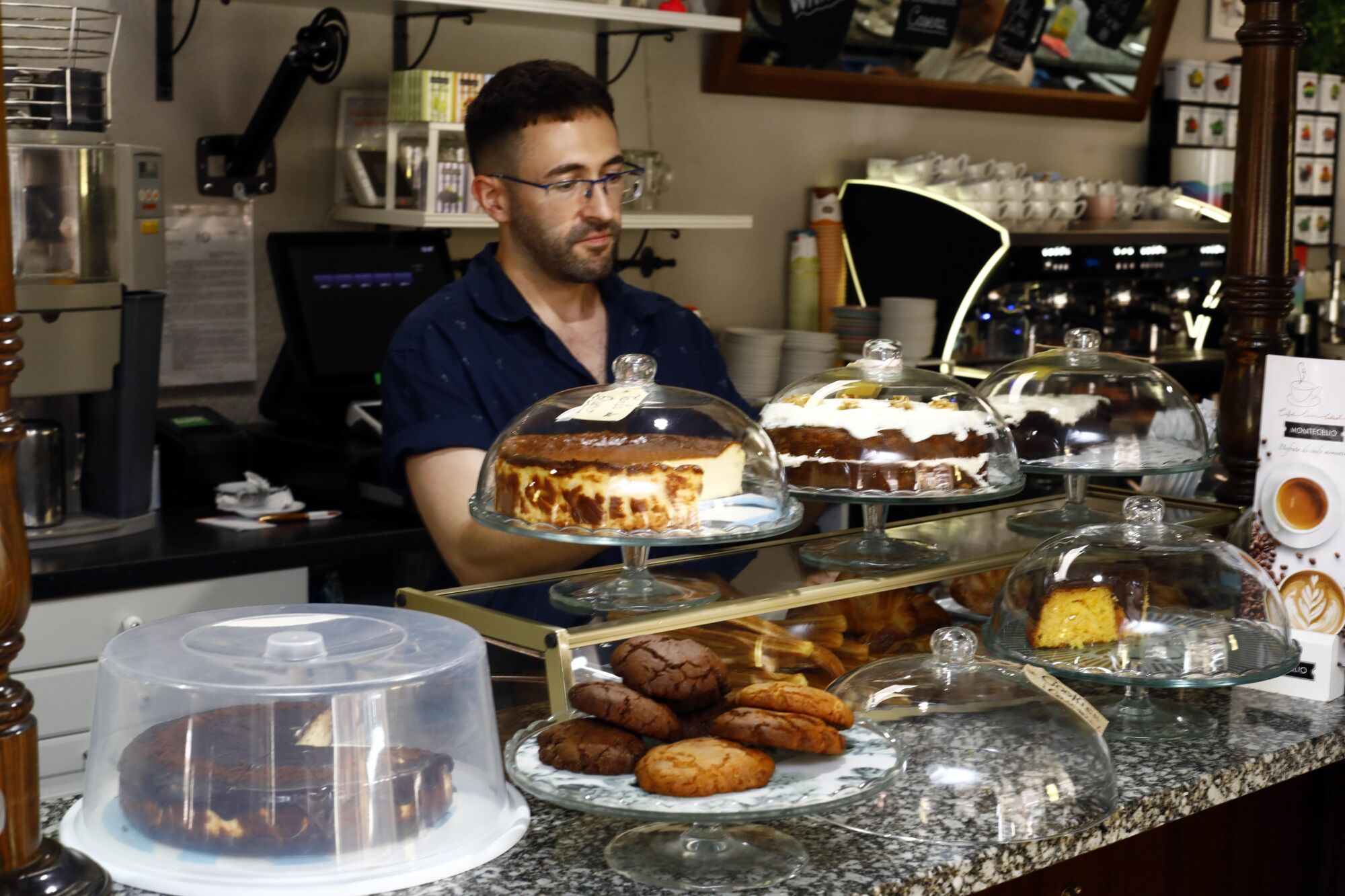 En imágenes | El Buñuel, el café de barrio de ambiente acogedor con una de las mejores tartas de queso de Zaragoza