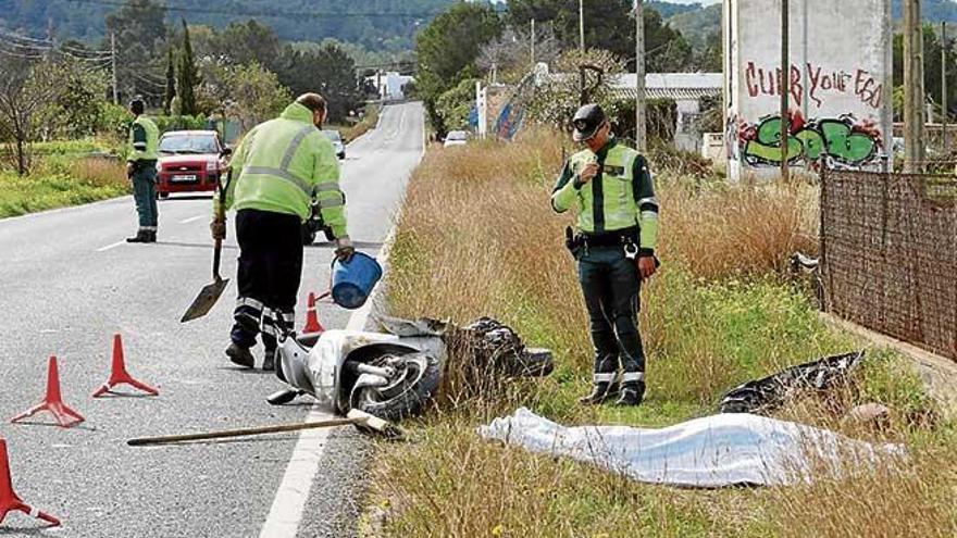 Agentes de Tráfico, ayer, en el lugar del accidente.