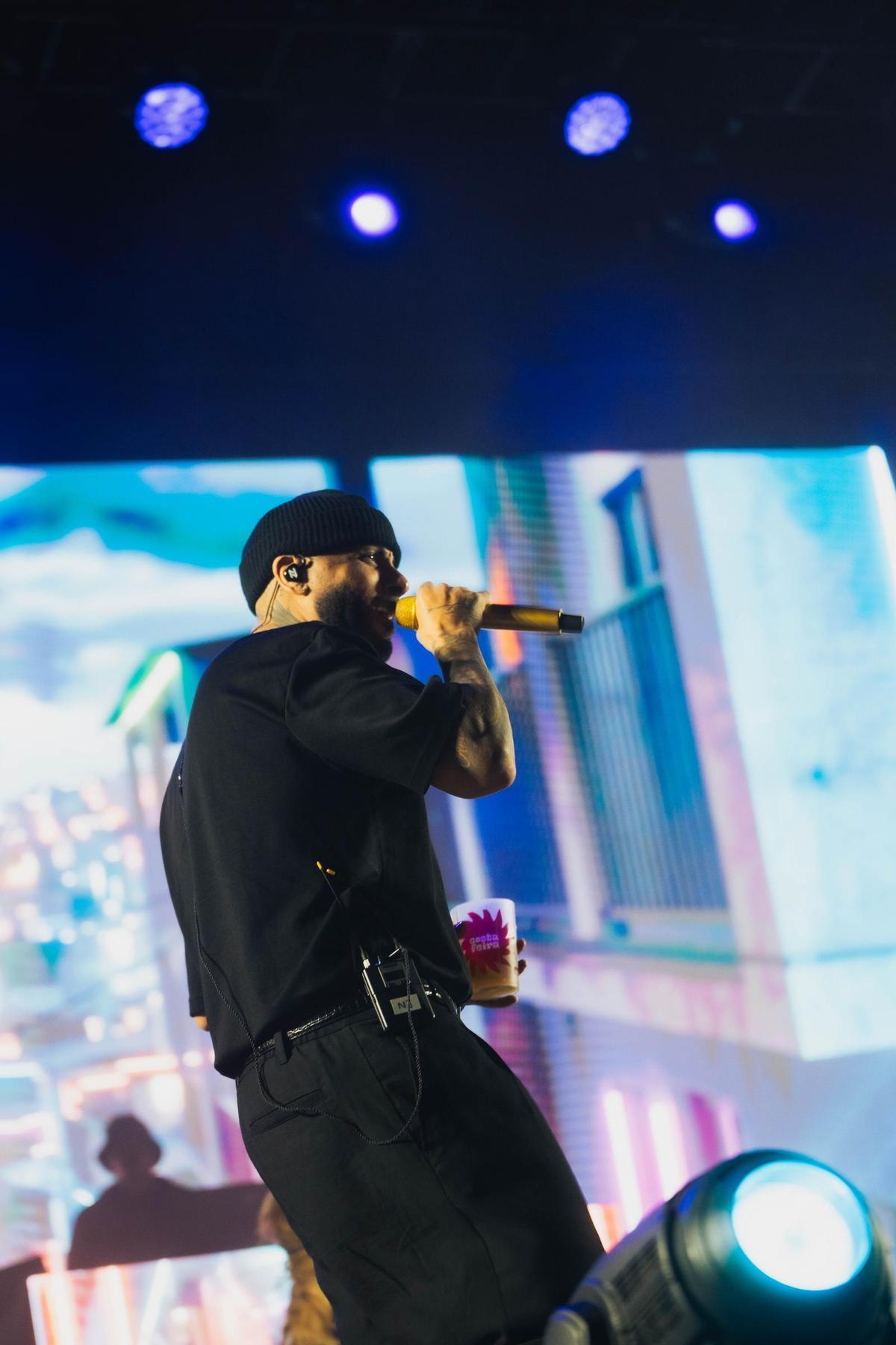 Nicky Jam se luce en el escenario del festival Costa Feira ante más de 7.000 personas