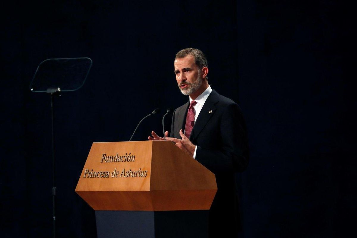 GRAF467. OVIEDO, 19/10/2018.- El rey Felipe se dirige a los asistentes durante su asistencia a la ceremonia de entrega de los Premios Princesa de Asturias, esta tarde en el Teatro Campoamor de Oviedo. EFE/J.J. Guillén