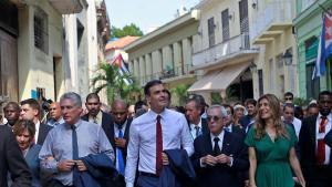 LA HABANA (CUBA), 23/11/2018.- El presidente del Gobierno de España, Pedro Sánchez (c), y su esposa María Begoña Gómez (2-d), escuchan al historiador cubano, Eusebio Leal (3-d), acompañados por el presidente de Cuba, Miguel Díaz-Canel (2i), y su esposa, Lis Cuesta Peraza (i).