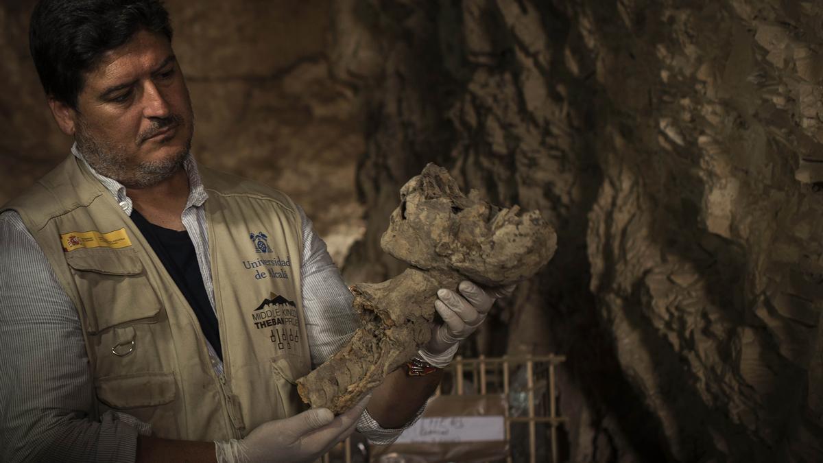 Antonio J. Morales, en la excavación del Middle Kingdon Theban Project, con restos de un cuerpo de la época ptolemaica hallado en la tumba del visir Ipi, que señalan que fue reutilizada.