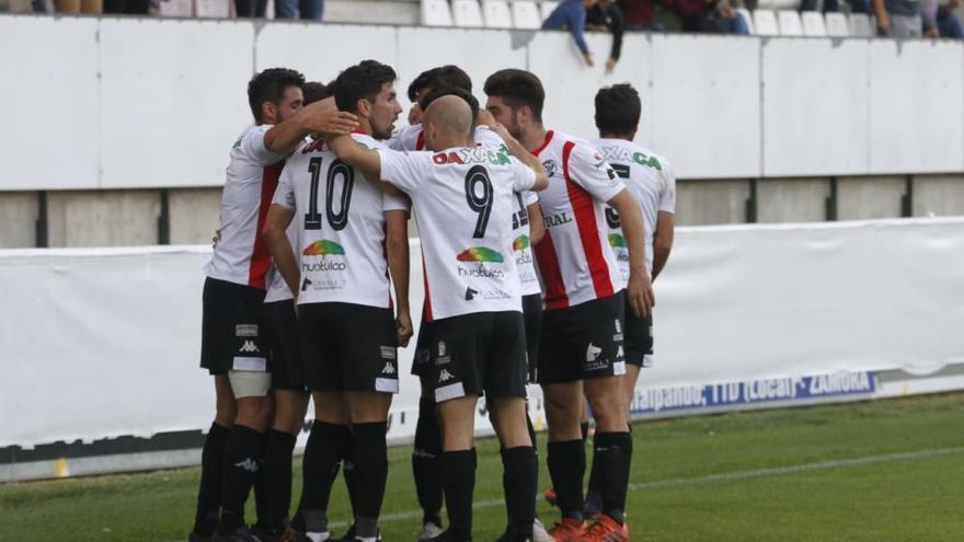 Los jugadores rojiblancos celebran el tanto de Asiel.