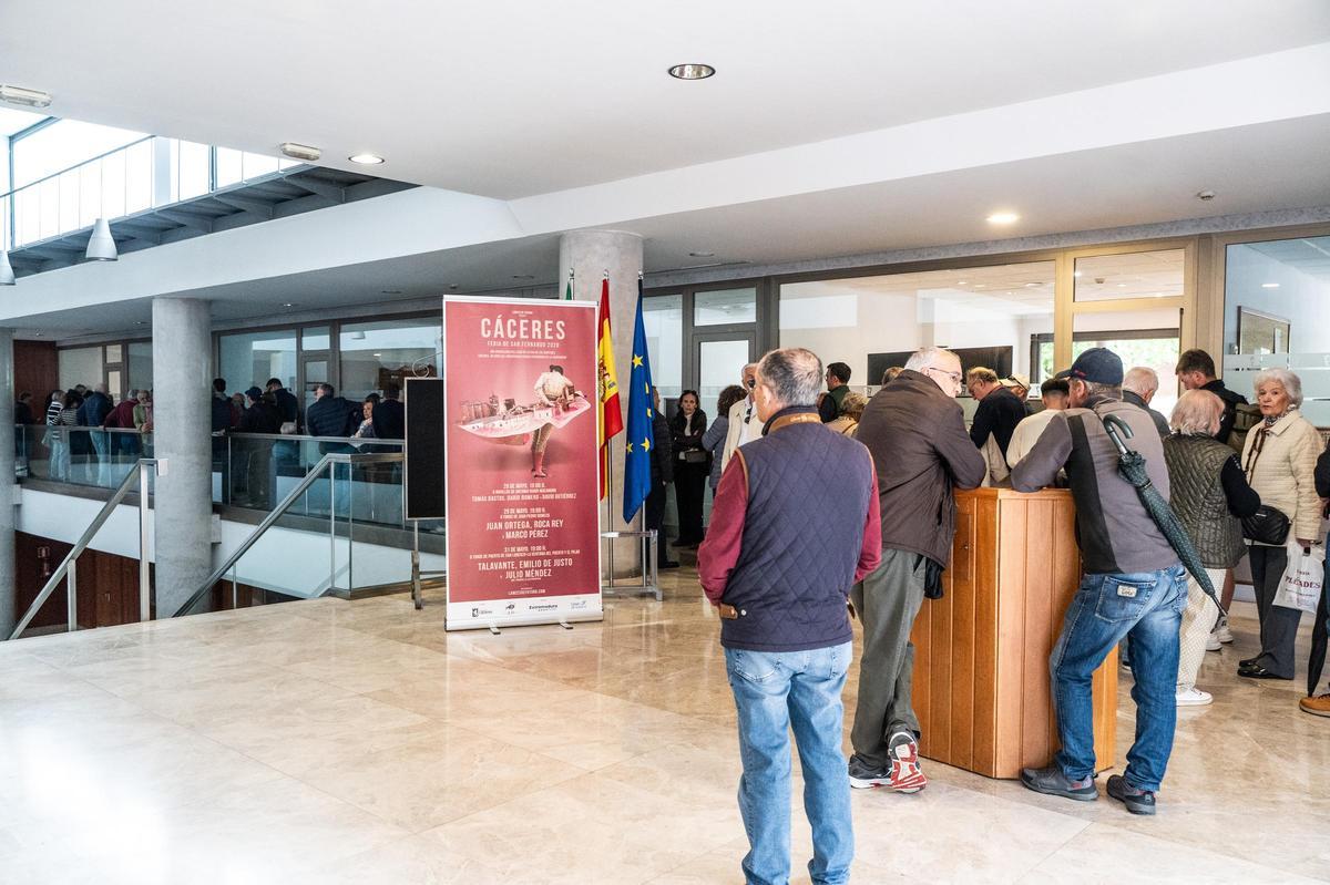 Galería | Largas colas en el Hotel Extremadura de Cáceres para renovar el abono de los toros
