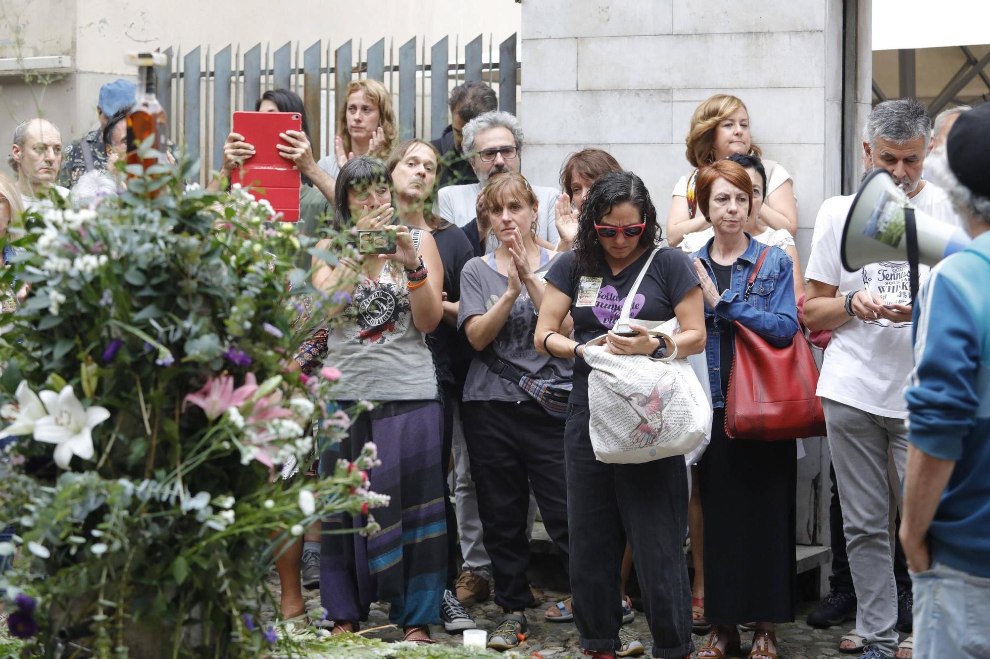 Así fue la despedida y el homenaje de amigos y clientes del Cafetón en Avilés a sus dueños, muertos en León