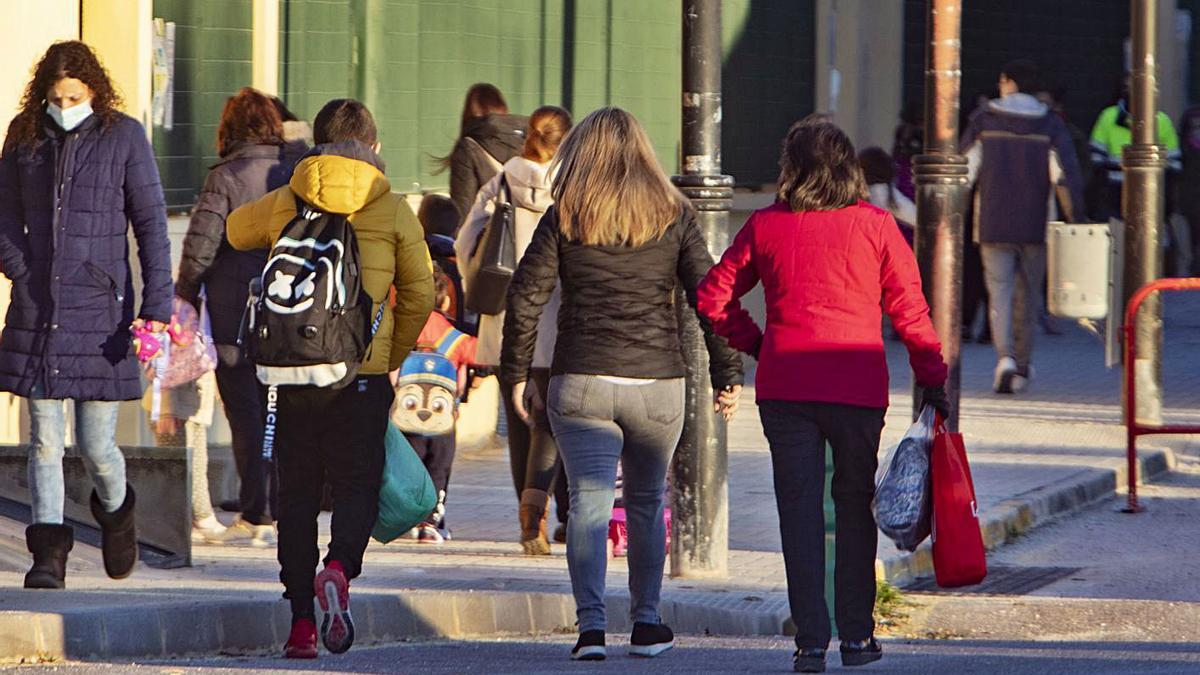 Vecinos y niños pasean por una calle de Ontinyent en una imagen de archivo | PERALES IBORRA