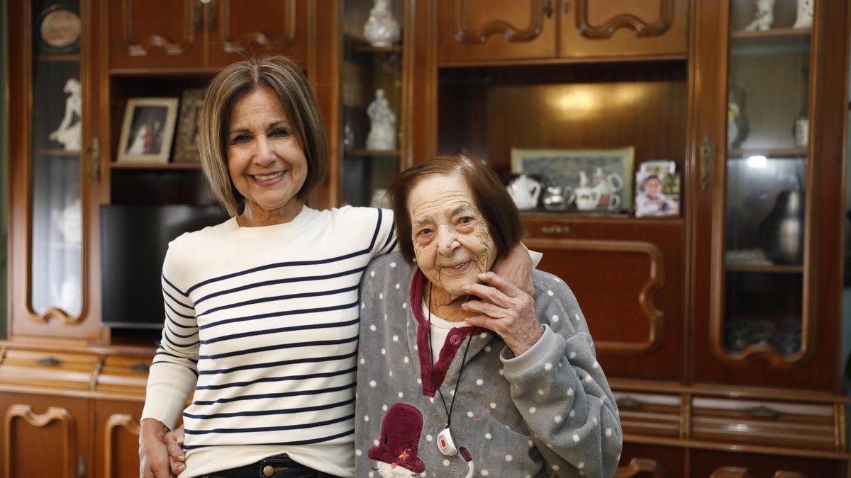 Los 105 años de una nadadora y pionera del fútbol femenino: así es el día a día de América González