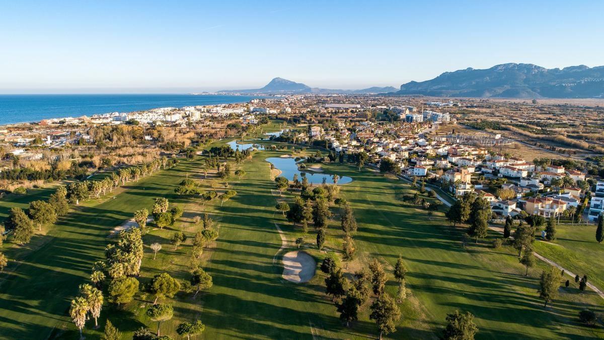 Una panorámica del complejo Oliva Nova con el espectacular campo de golf