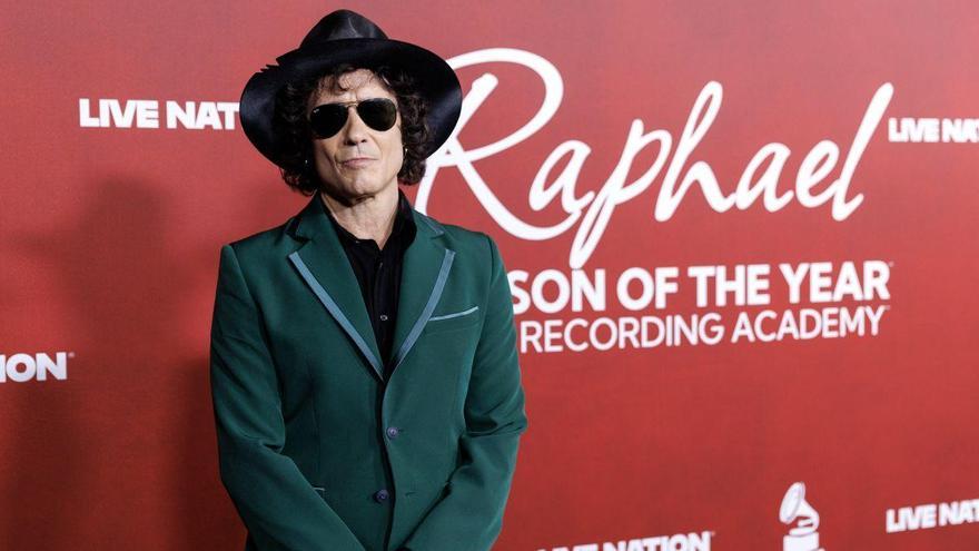 Bunbury se deshace en elogios ante Raphael en los Latin Grammy: &quot;Sus logros son estratosféricos&quot;