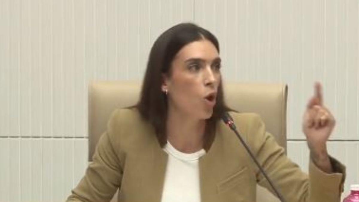 La alcaldesa de Alhama manda 'callar' al PSOE en el pleno.